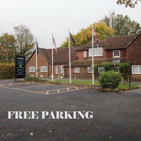 Trivelles Waterhall Country Gatwick Hotel & Airport Parking Crawley  Ngoại thất bức ảnh