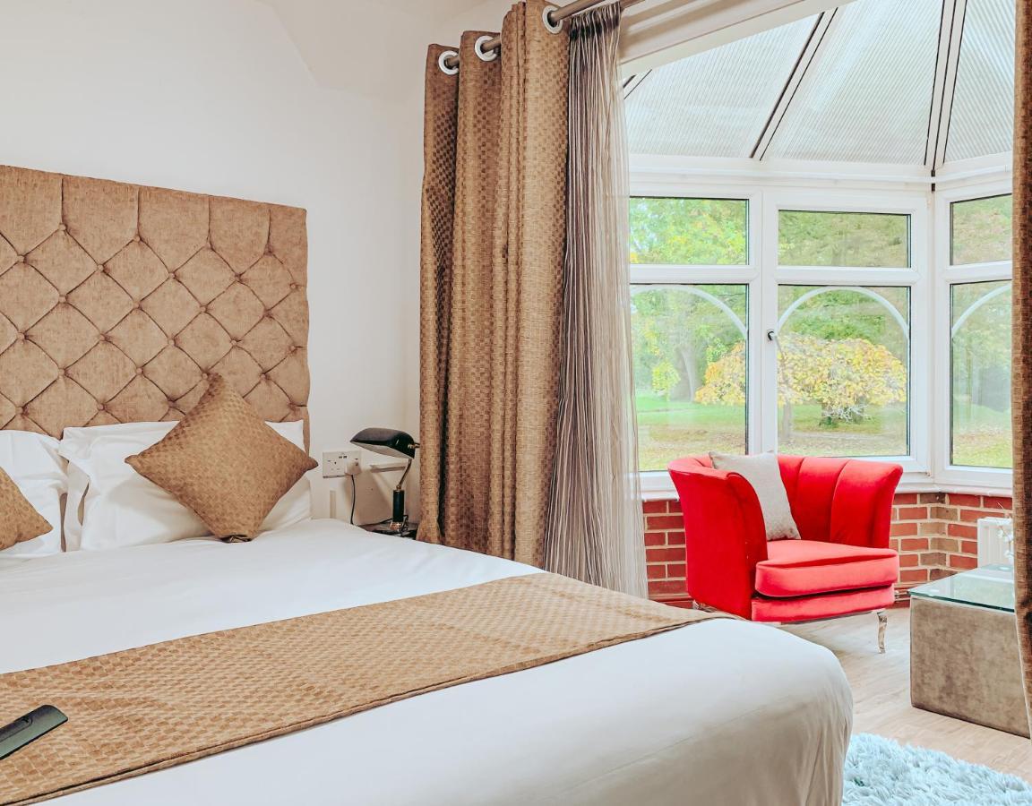 Trivelles Waterhall Country Gatwick Hotel & Airport Parking Crawley  Ngoại thất bức ảnh