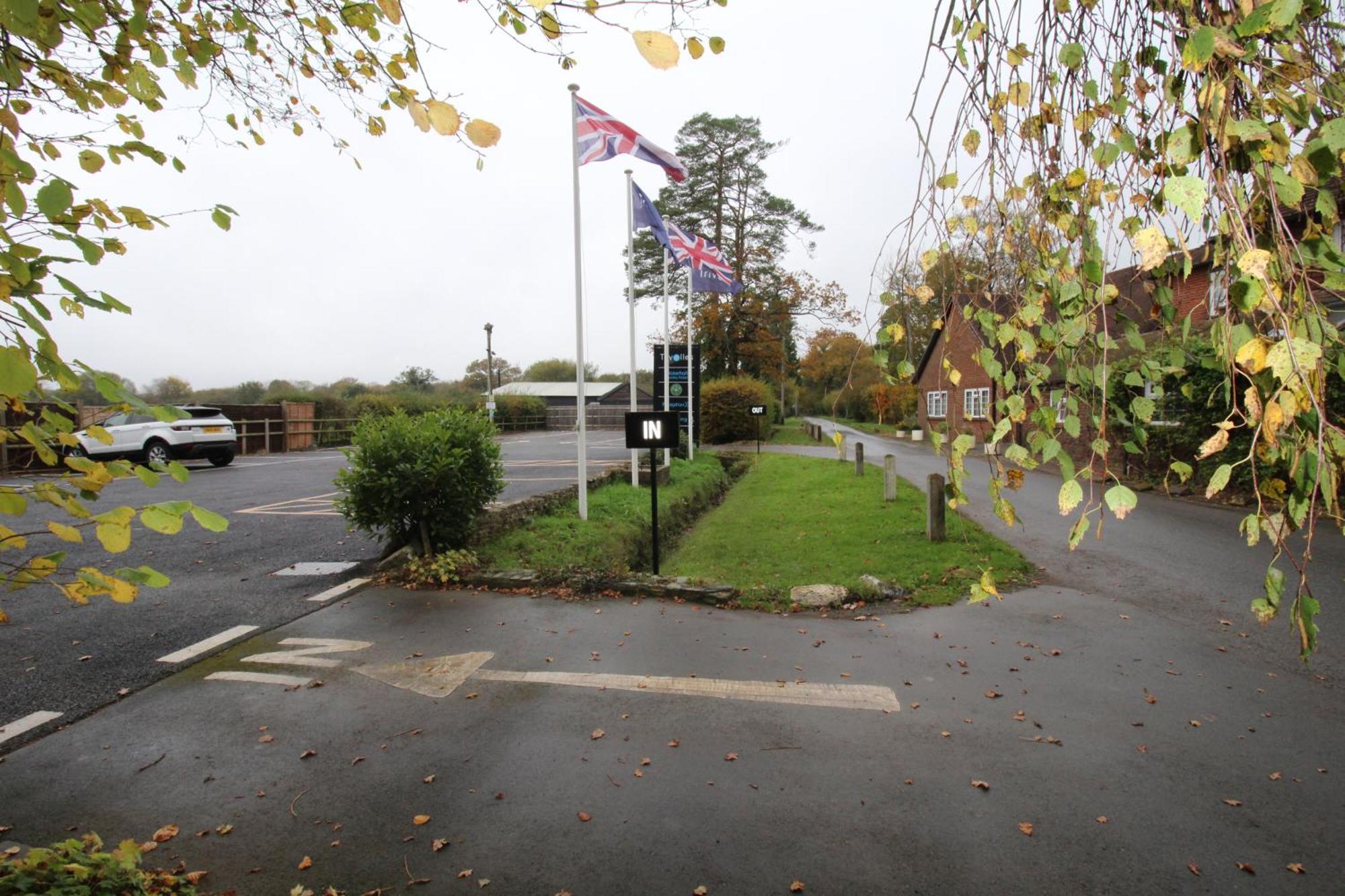Trivelles Waterhall Country Gatwick Hotel & Airport Parking Crawley  Ngoại thất bức ảnh