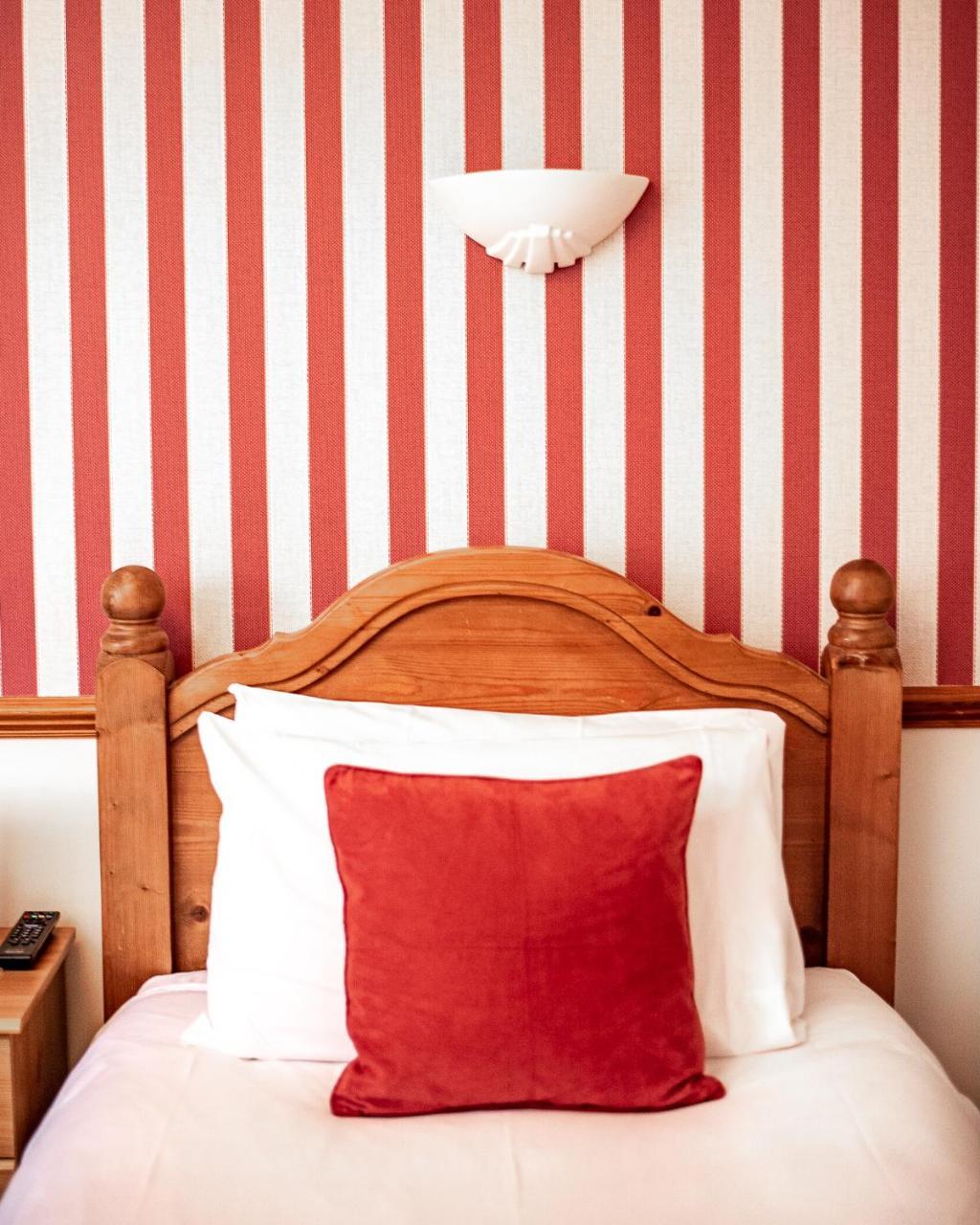 Trivelles Waterhall Country Gatwick Hotel & Airport Parking Crawley  Ngoại thất bức ảnh