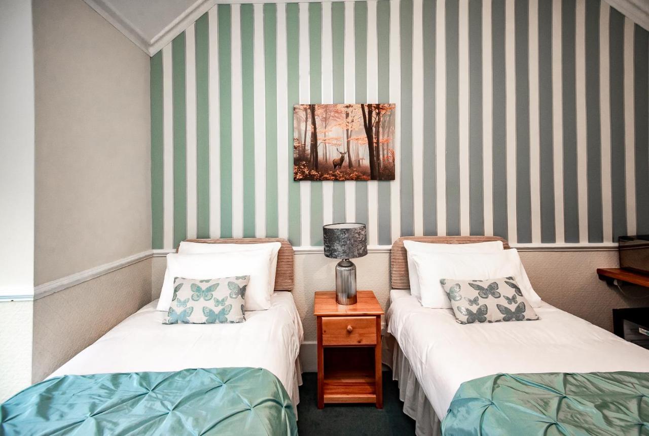Trivelles Waterhall Country Gatwick Hotel & Airport Parking Crawley  Ngoại thất bức ảnh