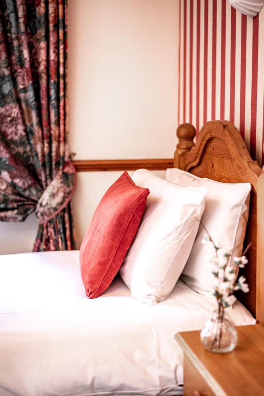 Trivelles Waterhall Country Gatwick Hotel & Airport Parking Crawley  Ngoại thất bức ảnh