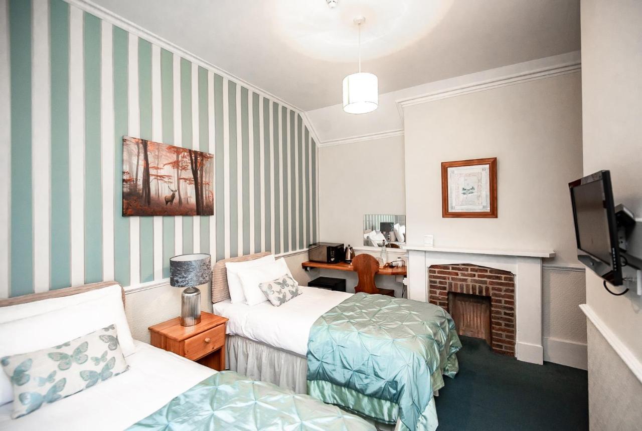 Trivelles Waterhall Country Gatwick Hotel & Airport Parking Crawley  Ngoại thất bức ảnh