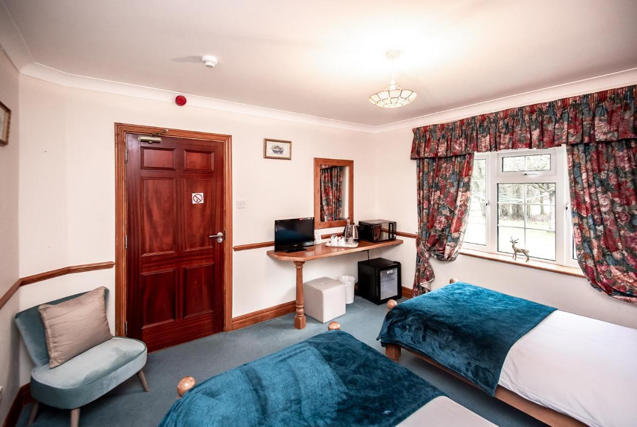 Trivelles Waterhall Country Gatwick Hotel & Airport Parking Crawley  Ngoại thất bức ảnh
