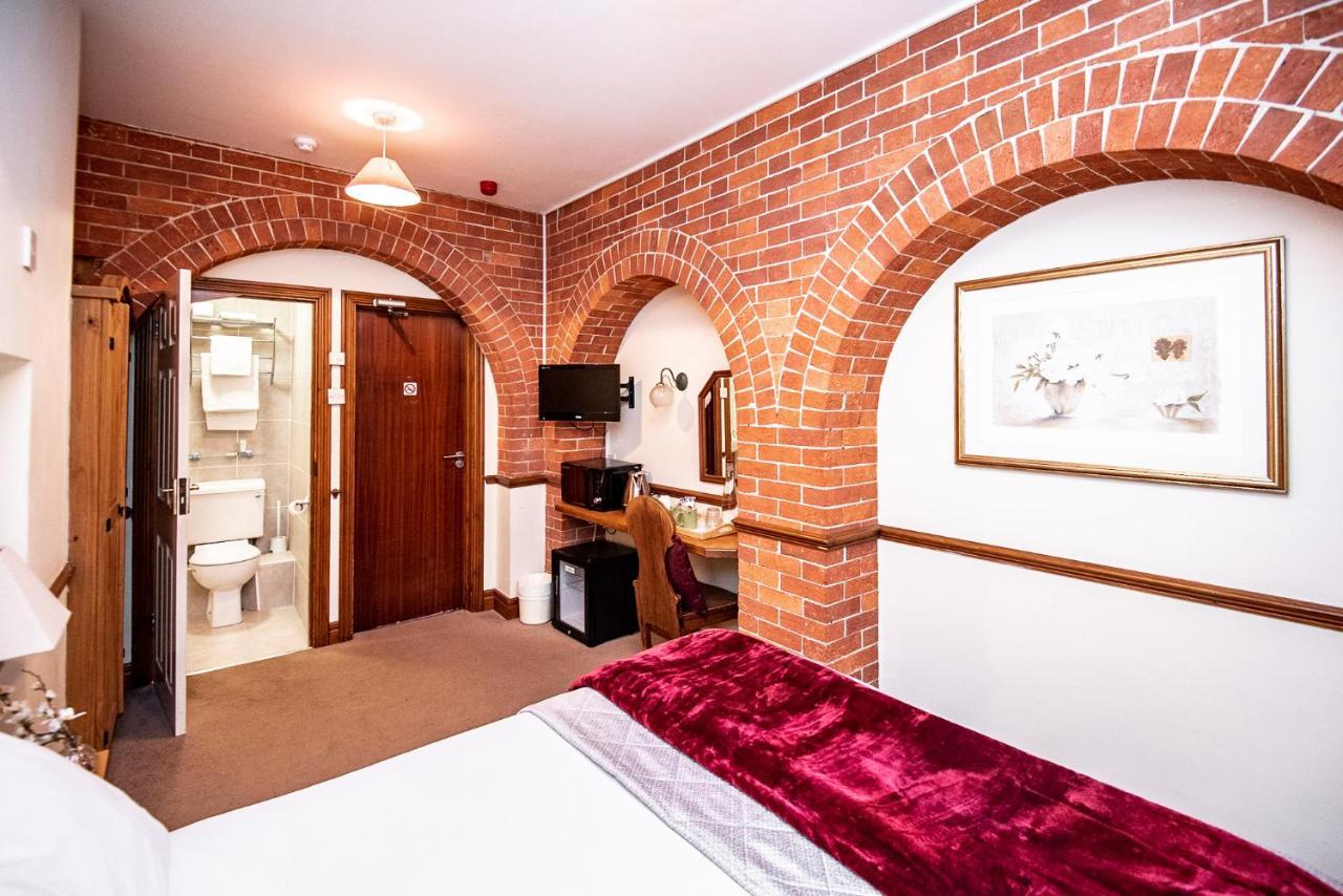 Trivelles Waterhall Country Gatwick Hotel & Airport Parking Crawley  Ngoại thất bức ảnh