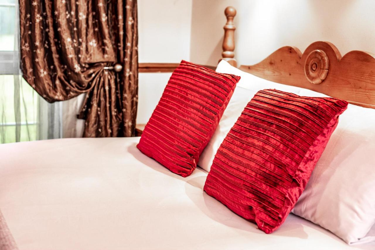 Trivelles Waterhall Country Gatwick Hotel & Airport Parking Crawley  Ngoại thất bức ảnh