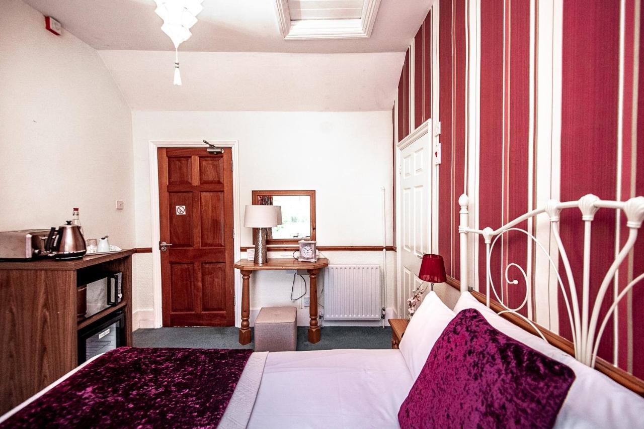Trivelles Waterhall Country Gatwick Hotel & Airport Parking Crawley  Ngoại thất bức ảnh