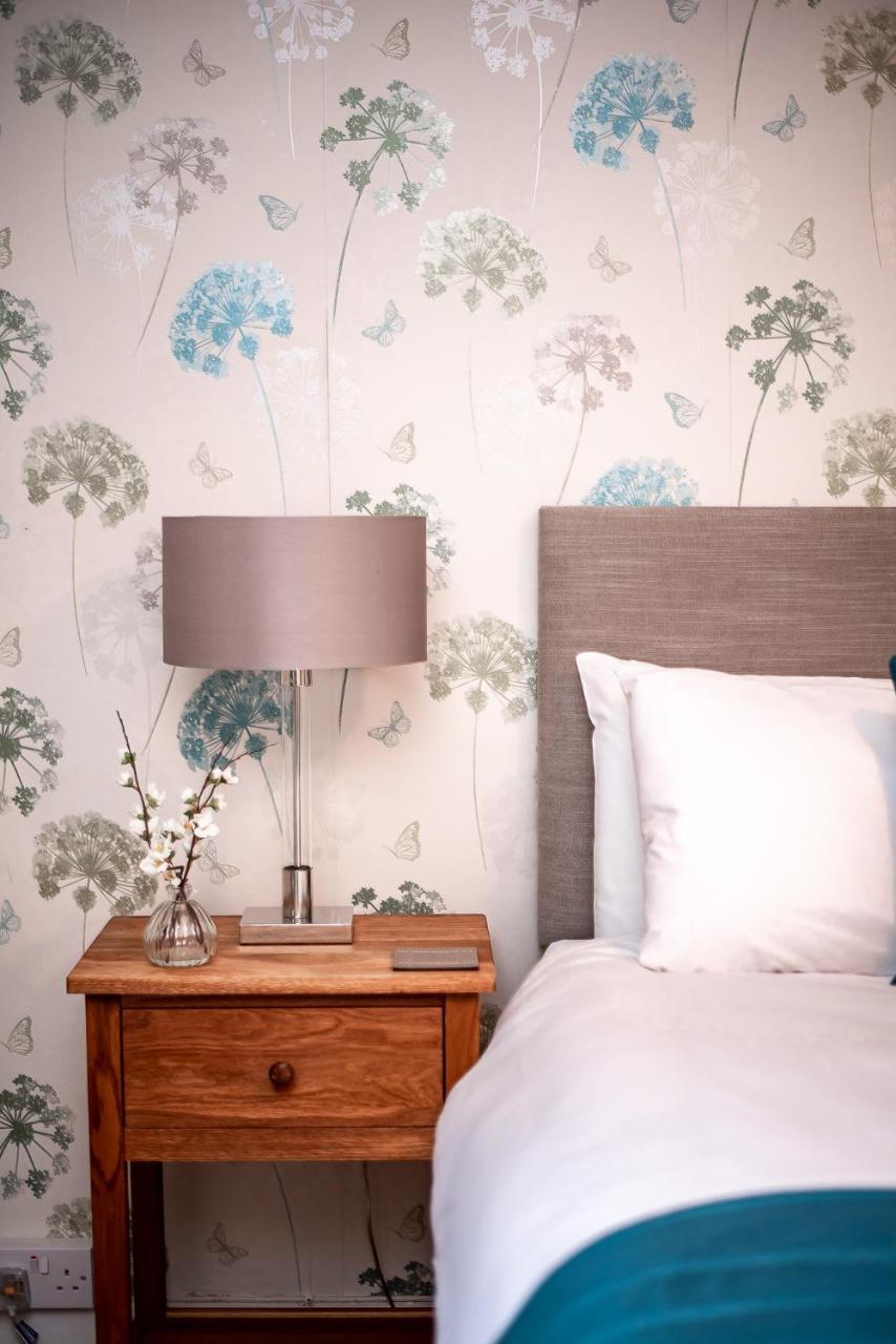 Trivelles Waterhall Country Gatwick Hotel & Airport Parking Crawley  Ngoại thất bức ảnh