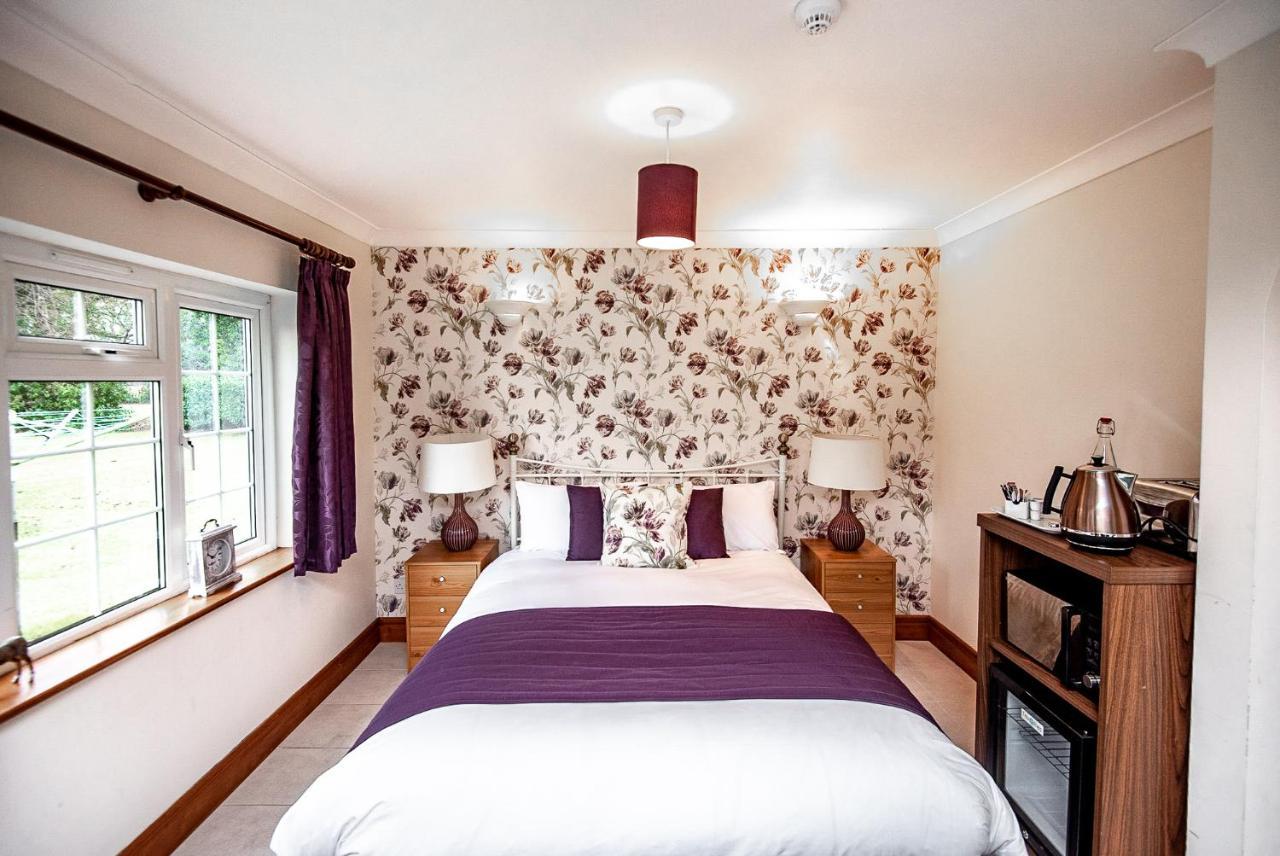Trivelles Waterhall Country Gatwick Hotel & Airport Parking Crawley  Ngoại thất bức ảnh