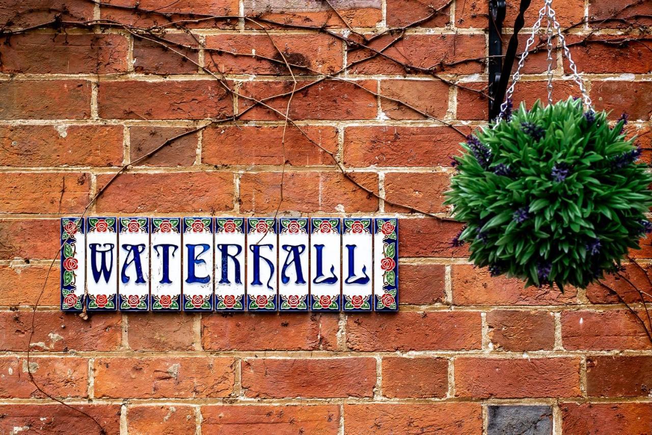 Trivelles Waterhall Country Gatwick Hotel & Airport Parking Crawley  Ngoại thất bức ảnh