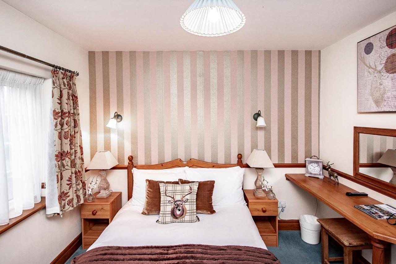 Trivelles Waterhall Country Gatwick Hotel & Airport Parking Crawley  Ngoại thất bức ảnh