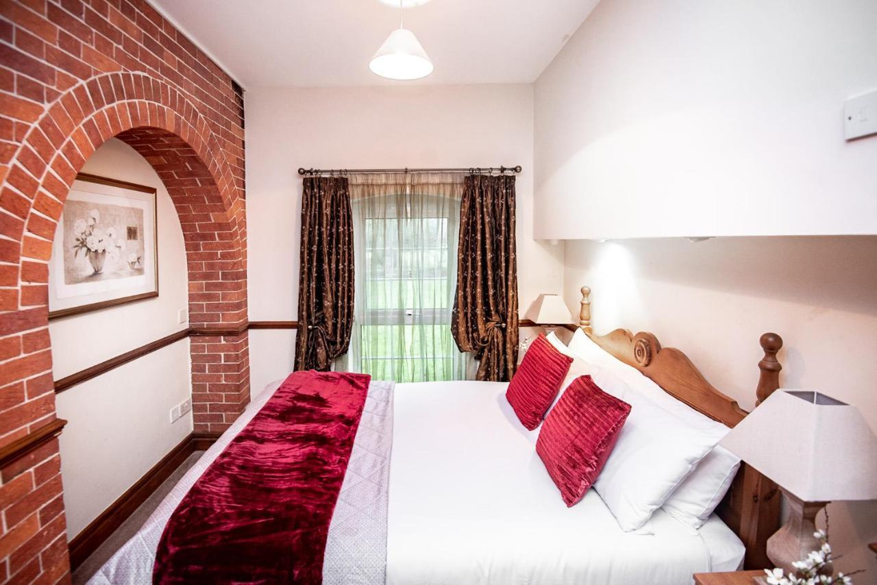 Trivelles Waterhall Country Gatwick Hotel & Airport Parking Crawley  Ngoại thất bức ảnh