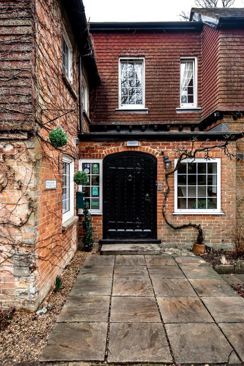 Trivelles Waterhall Country Gatwick Hotel & Airport Parking Crawley  Ngoại thất bức ảnh