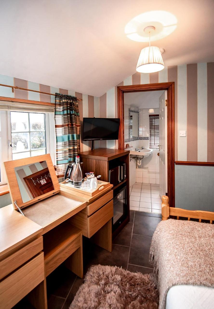 Trivelles Waterhall Country Gatwick Hotel & Airport Parking Crawley  Ngoại thất bức ảnh