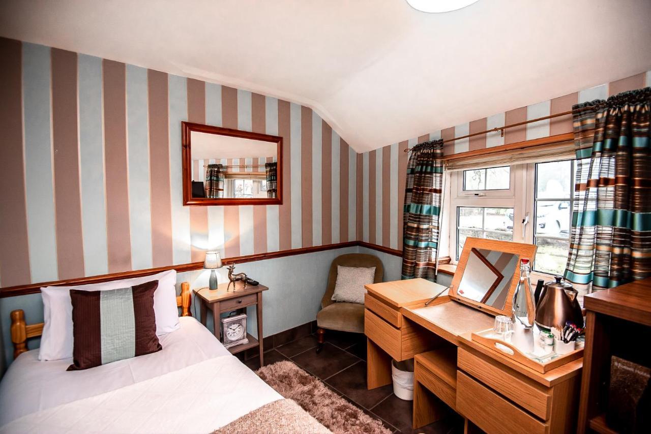 Trivelles Waterhall Country Gatwick Hotel & Airport Parking Crawley  Ngoại thất bức ảnh