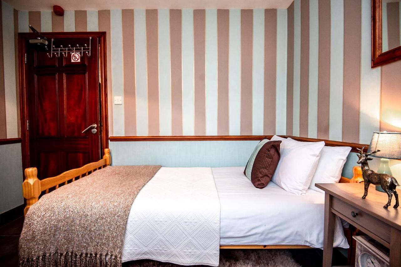 Trivelles Waterhall Country Gatwick Hotel & Airport Parking Crawley  Ngoại thất bức ảnh