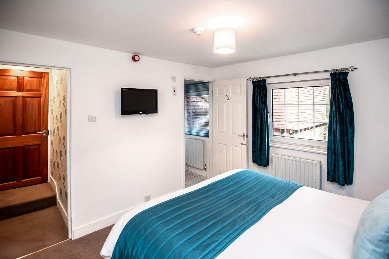 Trivelles Waterhall Country Gatwick Hotel & Airport Parking Crawley  Ngoại thất bức ảnh