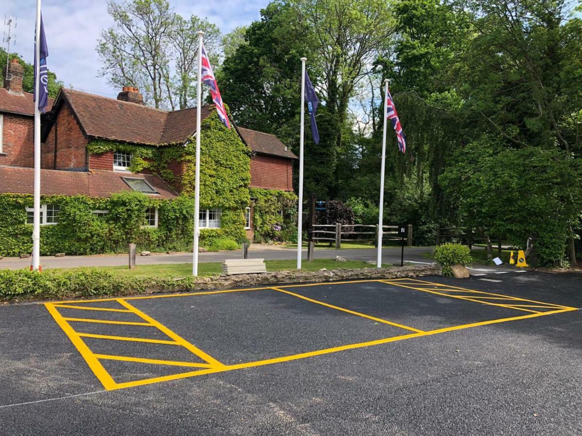 Trivelles Waterhall Country Gatwick Hotel & Airport Parking Crawley  Ngoại thất bức ảnh