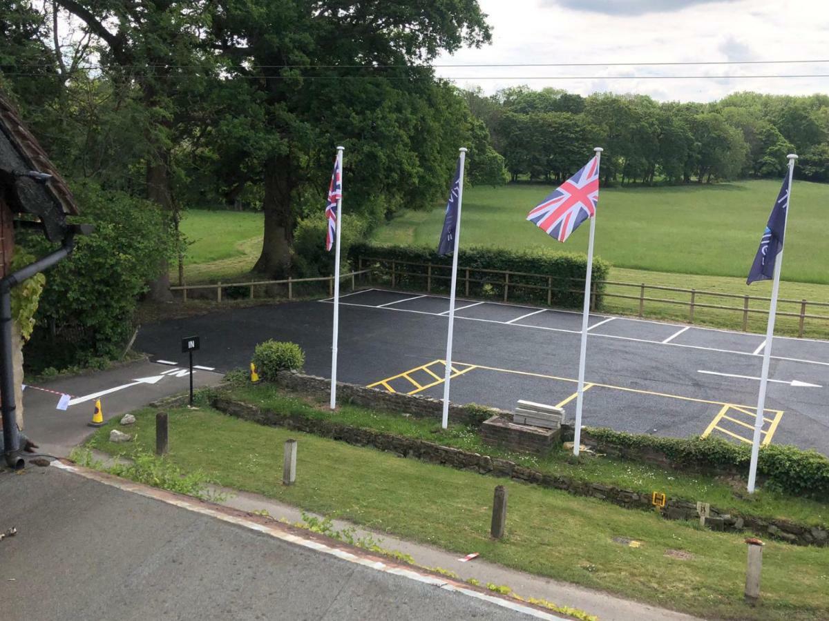Trivelles Waterhall Country Gatwick Hotel & Airport Parking Crawley  Ngoại thất bức ảnh