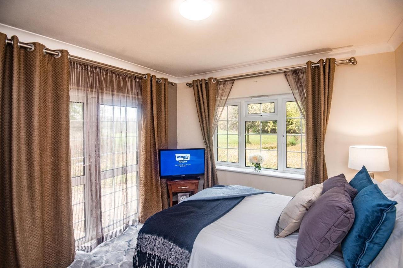 Trivelles Waterhall Country Gatwick Hotel & Airport Parking Crawley  Ngoại thất bức ảnh