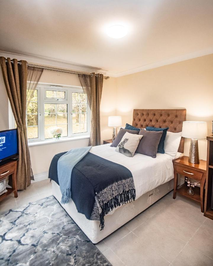 Trivelles Waterhall Country Gatwick Hotel & Airport Parking Crawley  Ngoại thất bức ảnh