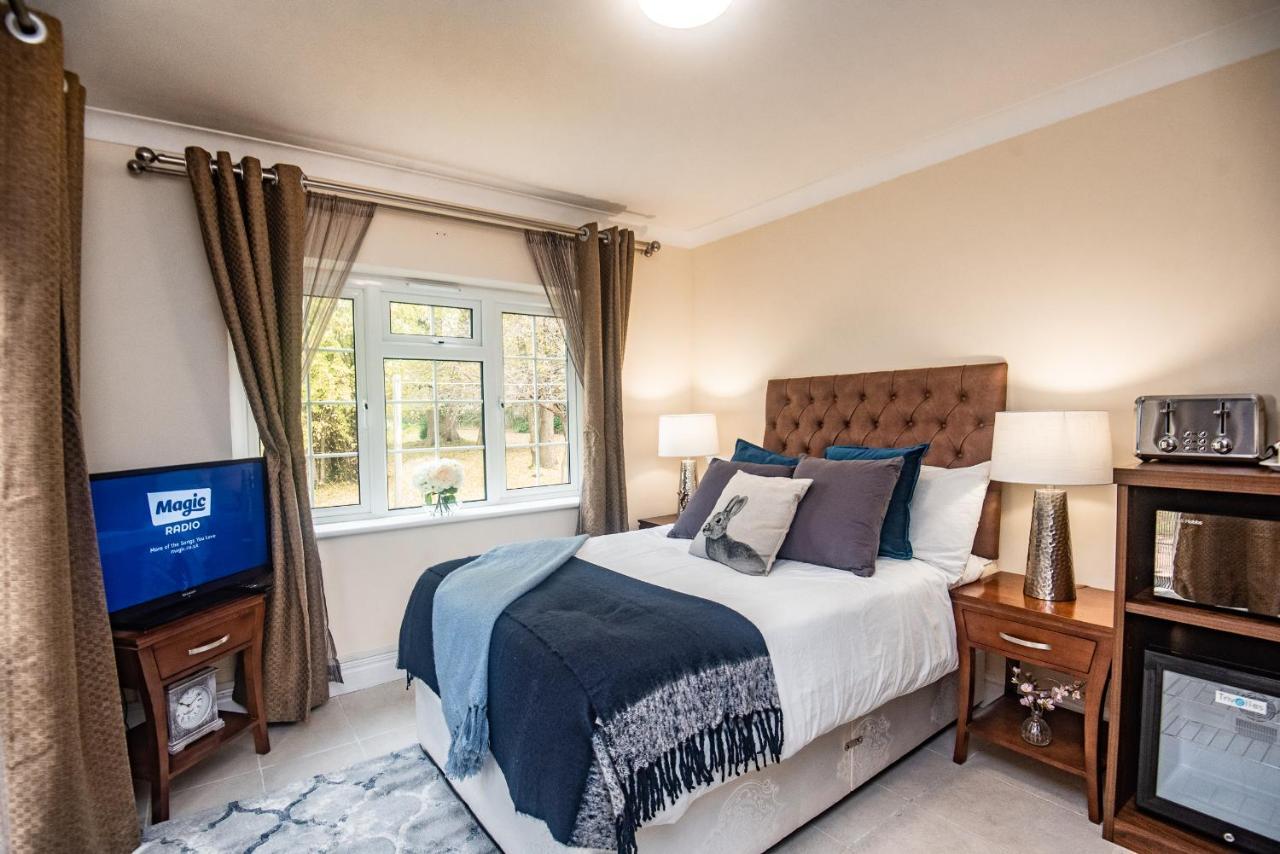 Trivelles Waterhall Country Gatwick Hotel & Airport Parking Crawley  Ngoại thất bức ảnh